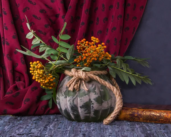 Herfst Stilleven Met Een Tak Van Rowanberries Een Ruwe Rustieke — Stockfoto