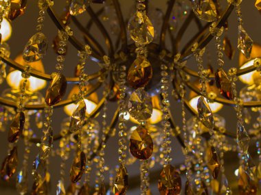 Şık büyüleyici avize yakın çekim, sarı sıcak renk, arka plan