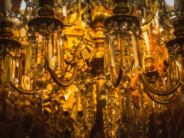 Şık büyüleyici avize yakın çekim, sarı sıcak renk, arka plan