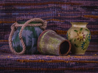 Farklı nesnelerinin ile raf. Natürmort kaba kahverengi doku karşı Bahçe tencere.