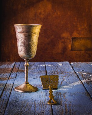 Bir kaba ahşap yüzeyde antik metal sofra kahverengi ve mavi renklerde boyanmış.