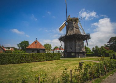 Pitoresk bir Hollandalı un fabrikası Zandhaas görüntüsünü.