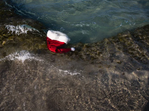 Mokre Swem Kapelusz Świętego Mikołaja Morze Niebieski Woda — Zdjęcie stockowe