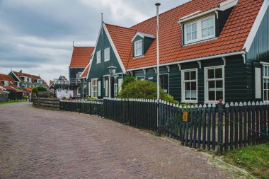 Marken, Waterland, Zuiderzee, Kuzey Hollanda Eyaleti içinde Island'da bir turistik yer ahşap evleri ile Hollandalı köy sokak.