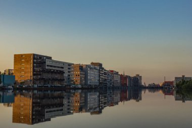 Fotoğraf etnografik pitoresk şehrin Zaandaam, yansıma nehir Zaan ve canaal, Hollanda