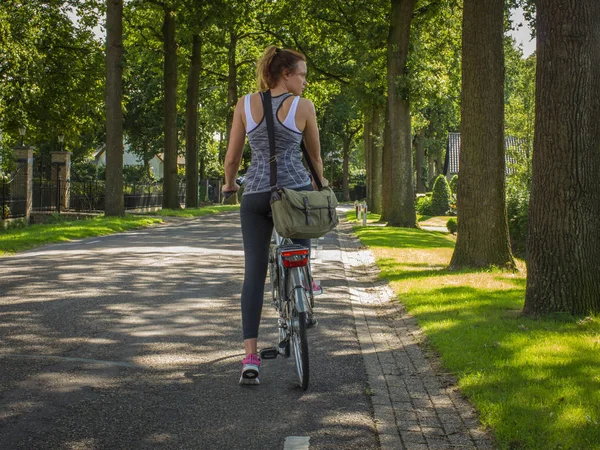 Eine Junge Frau Auf Einem Fahrrad Mit Einer Tasche Auf — Stockfoto