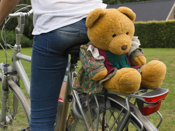 Fit Woman Butt Bike Big Teddy Bear Back View Close — Stock Photo, Image