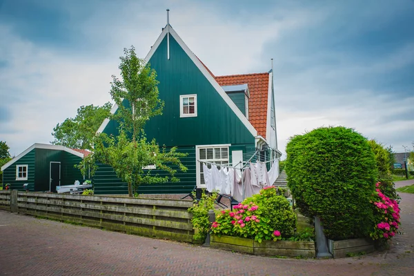Tipik Hollanda balıkçı köyü Marken ahşap evler, bitkiler ve Çamaşırhane.