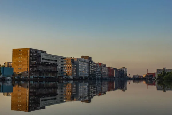 风景如画的民族志镇 Zaandaam Zaan Canaal 的倒影 — 图库照片