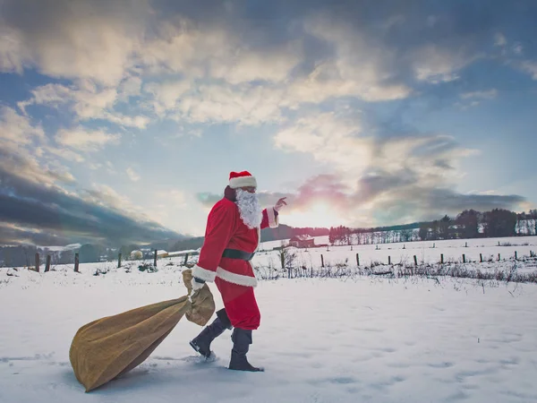 Babbo Natale Con Una Grande Borsa Regali Fretta Bambini Paesaggio — Foto Stock