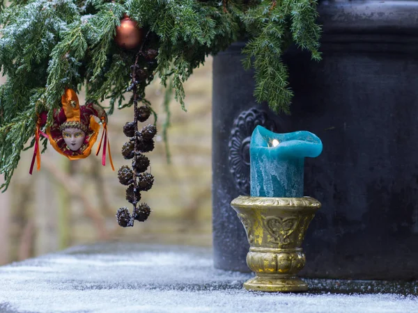 Kerstmis Achtergrond Van Kerstboom Klassieke Kandelaar Permanent Sneeuw Bedekte Tafel — Stockfoto