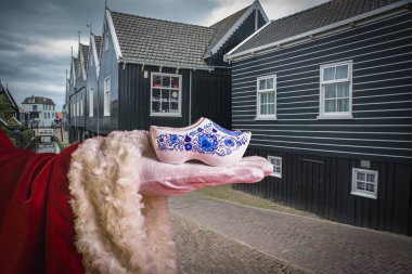 Geleneksel Hollanda tahta Ayakkabı tipik Hollanda arka plan üzerinde Marek, Kuzey Hollanda, Hollanda ev sahipliği yapmaktadır. Tipik Hollanda Hatıra tahta Ayakkabı.