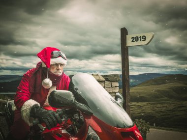 2019 yılında bir kırmızı motosiklet gezisi Noel Baba'nın. Aktif yaşam tarzı