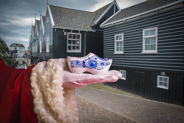 Geleneksel Hollanda tahta Ayakkabı tipik Hollanda arka plan üzerinde Marek, Kuzey Hollanda, Hollanda ev sahipliği yapmaktadır. Tipik Hollanda Hatıra tahta Ayakkabı.