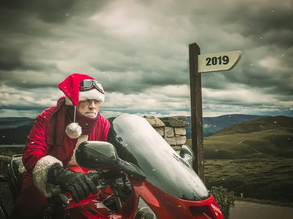 2019 yılında bir kırmızı motosiklet gezisi Noel Baba'nın. Aktif yaşam tarzı