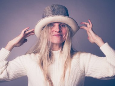 Eller yukarı, ile şapkalı güzel gülümseyen bayan arıyorum kamera moda güzellik modeli, pastel gri arka plan, yakın çekim