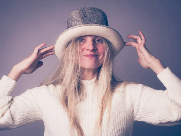 Eller yukarı, ile şapkalı güzel gülümseyen bayan arıyorum kamera moda güzellik modeli, pastel gri arka plan, yakın çekim