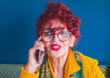 Güzel kadın kıdemli akıllı telefon, yaş ve modern yaşam kavramı konuşuyor