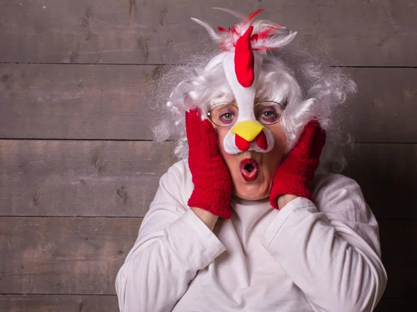 Mujer Con Disfraz Pollo Sorprendida Alguien Muy — Foto de Stock