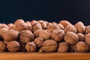 bir avuç ceviz bakış siyah zemin, yatay görünüm, makro çekim kapatın