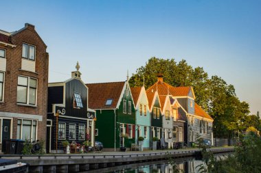 Etnografik pitoresk kasaba Zaandam, Hollanda, sabah erken evler