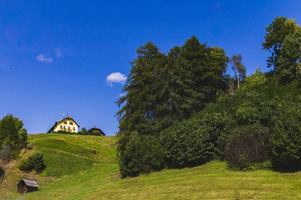 Vista Paisaje Verano Con Una Casa Amarilla Región Los Alpes — Foto de Stock