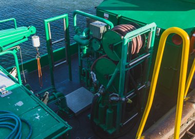 renkli ağır iş tekne ile bir temizleme sistemi