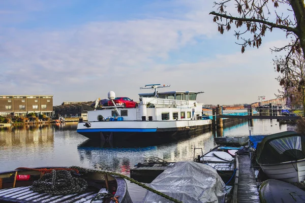 冬には オランダの水路に貨物船 — ストック写真