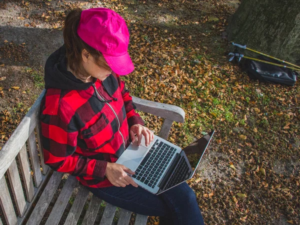 Femmes athlétiques d'âge moyen assises sur un banc de parc et travaillant w — Photo