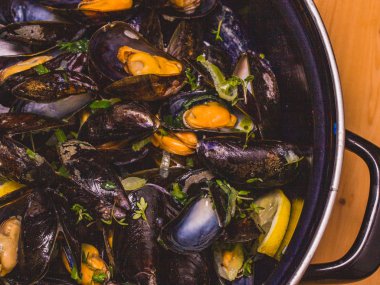 Buğulanmış midye beyaz şarap soslu bir tavada, yakın çekim Üstten Görünüm