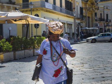 Lecce, Italya 23 Nisan 2018, Afrikalı kadın boncuk satıcı Merhaba