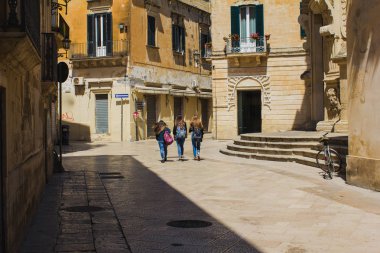 Lecce, Italya 23 Nisan 2018: üç genç kız okula yürüyüş,