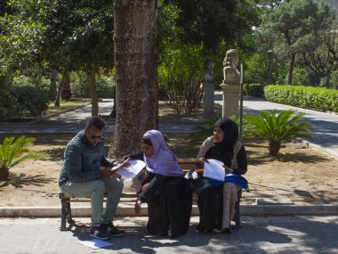 Lecce, Italya 23 Nisan 2018: Gius 'ta halk parkında siyah kadın ve adam
