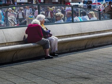Lahey - Hollanda -Scheveningen-Haziran, 8, 2016: Scheveningen Bulvarı'nda bankta oturan iki kıdemli kadın.