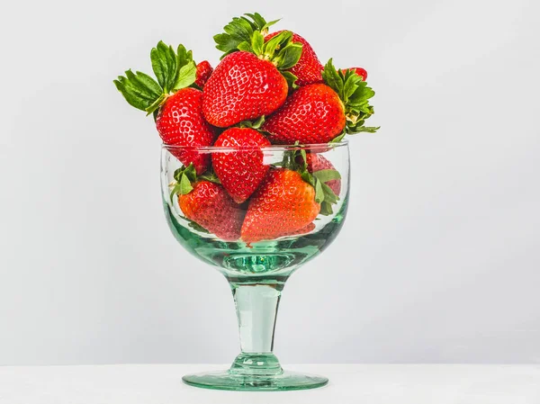 Velké sklo plné velké červené čerstvé jahody, zblízka — Stock fotografie