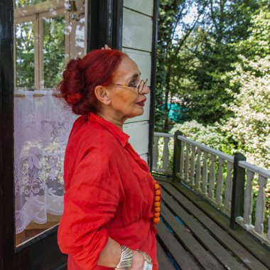 Bahçede yetmiş Asyalı bayan Portresi.