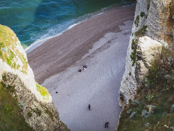 Magnifica vista dall'alto di una piccola spiaggia e acqua di mare, vacanze — Foto Stock