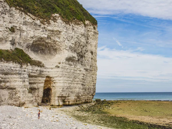 Pobřeží oceánu s velkým Krémovitým skalním kamenem Normandie, Francie, Evropa — Stock fotografie