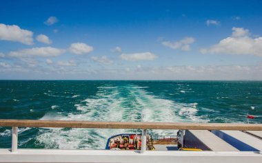 Turkuaz denizde İngiliz Feribot, ufuk çizgisi ve açık alan.