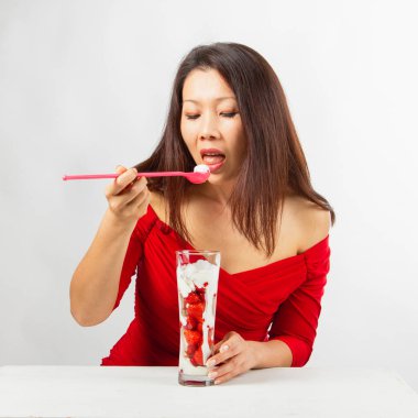 Tatlı çilek-yoğurt tatlısı keyfi güzel genç kadın