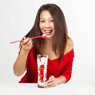 Tatlı çilek-yoğurt tatlısı zevk güzel Asyalı kadın 