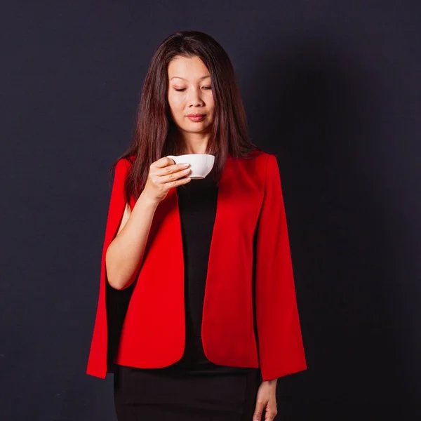 Élégante femme asiatique confiante regarde dans une tasse de café, belle — Photo