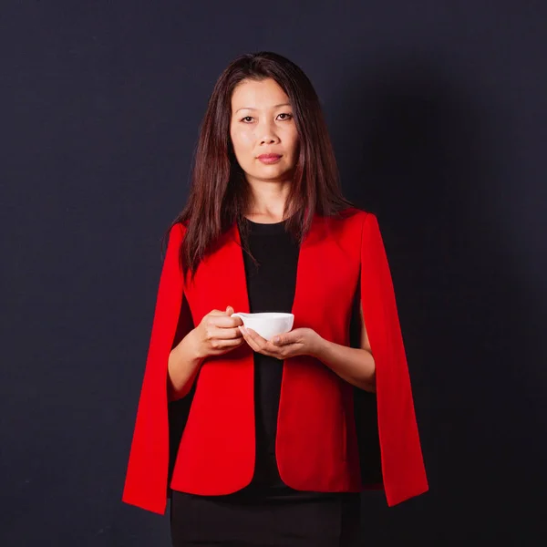 エレガントな赤いジャケットを着たアジアのビジネスウーマン — ストック写真