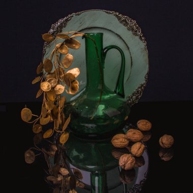 Siyah bir arka plan üzerinde ceviz ile zarif natürmort, stüdyo s