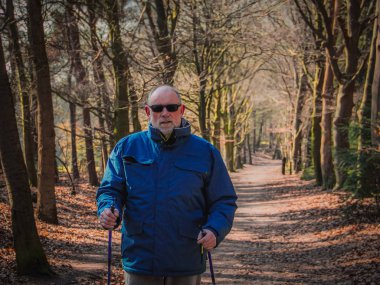 Ormanda kuzey de aktif olgun adam, sağlıklı l