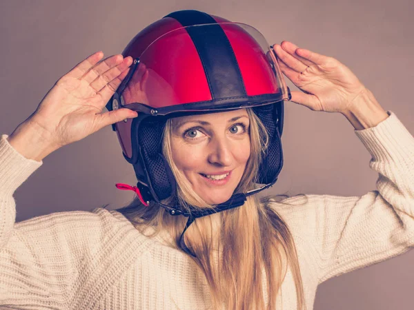 Mulher de meia-idade atraente em uma camisola branca e motocicleta vermelha — Fotografia de Stock