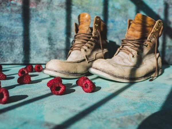 Sommerüberholung.ein paar alte, staubige Schuhe auf blauem Hintergrund — Stockfoto