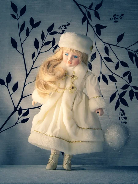 Vintage docka underbar vinter vit outfit och en fantastisk stämn — Stockfoto