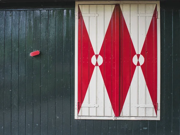 Fereastra tradițională olandeză pitorească pe un perete de lemn al unei case — Fotografie, imagine de stoc
