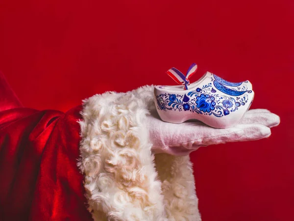 De kerstman houdt een typisch Hollandse houten klomp in zijn hand — Stockfoto